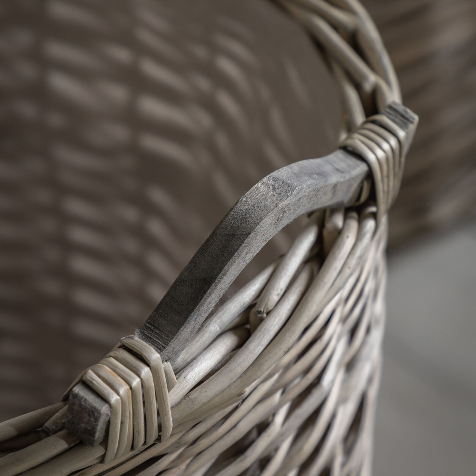 Paraiso set of 2 large wicker and willow baskets with linen lining | malletandplane.com